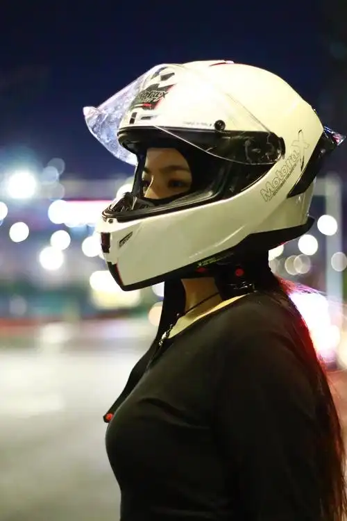 天是冷了,为什么要封车呢!做个酷酷的机车女孩不好吗|模特小姐 - 抖音