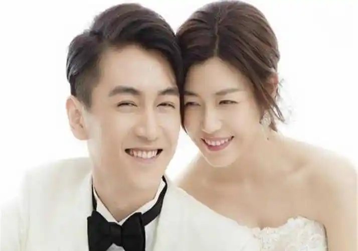 原创陈妍希抱孩子探班陈晓打破感情不和传闻一家三口甜蜜温馨令人羡慕