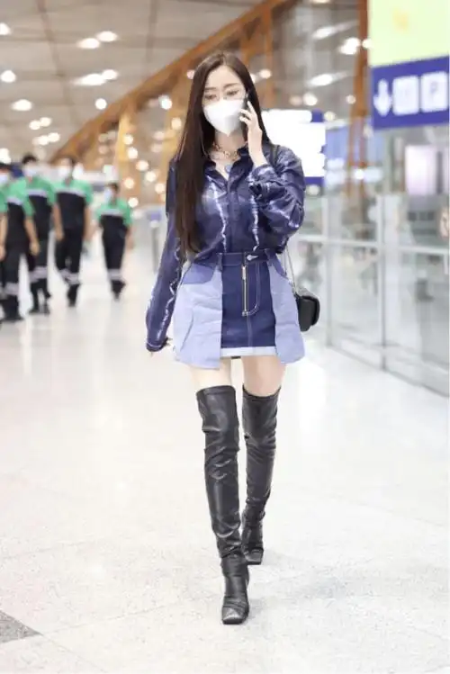 张天爱戴口罩秀巴掌脸型,穿少女风的百褶裙,配着靴子又美又帅气