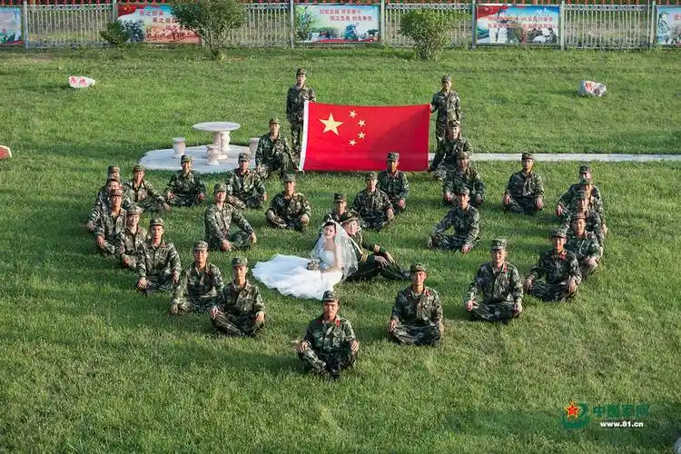 七夕丨婚纱与橄榄绿8个镜头见证军恋甜到齁