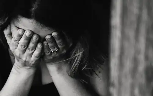 孤独伤心哭泣的女孩