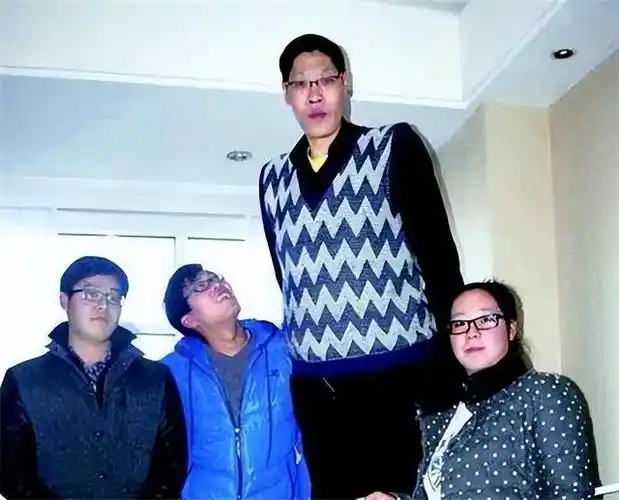 回顾亚洲巨人张俊才身高242米结婚24年没要孩子如今怎样了