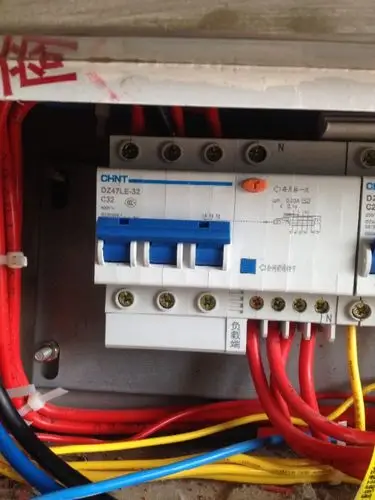 正泰dz47le-32 c32空气开关 为什么我接进线端会导致空开跳闸,(我从进