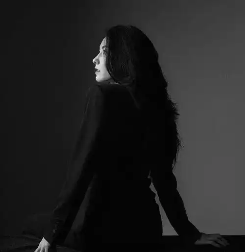 39岁辣妈张柏芝真绝!一袭透视纱裙大秀肩颈线,背影宛如翘曲女郎