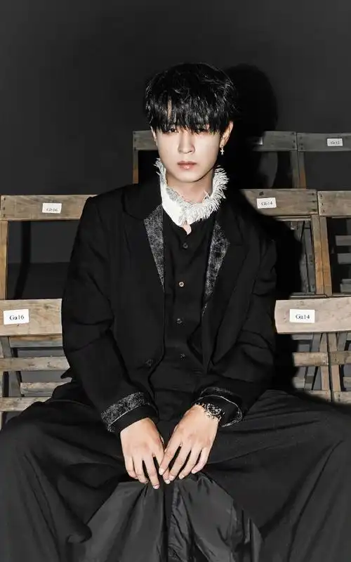 时尚没有定义,潮流彰显态度,独特的#moevir#和帅气的@秦霄贤带我们