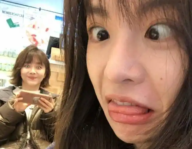 钟楚曦与谭松韵在拍摄《八月未央》期间成为了关系非常好的朋友,电影