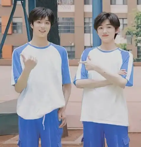 刘耀文宋亚轩穿校服录节目,累到上车就睡着,同框互动好甜