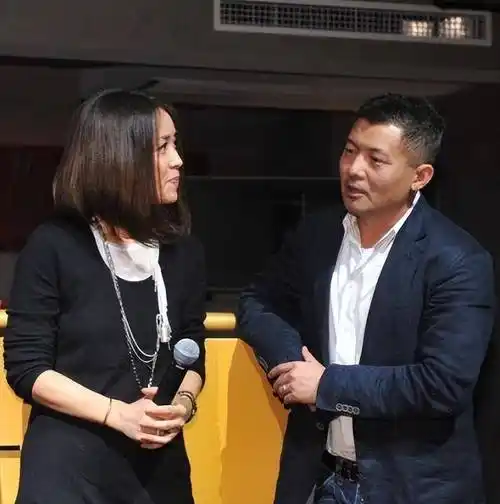 那英老公孟桐当街与美女搂抱,那英方发声:只是正常朋友交流