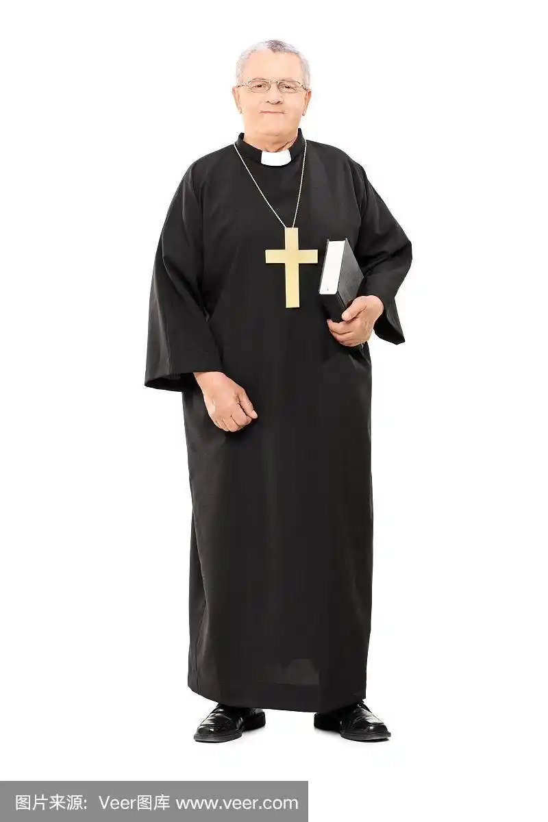手持圣经的成熟牧师