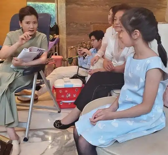 何赛飞晒自拍,素颜的样子很真实,光看额头就知道是个老人!