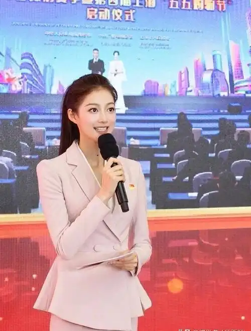 冯琳与央视主持人探访校园,录制节目!时尚浅紫西装搭配高马尾