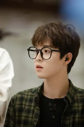 吴宇恒密室大逃脱剧照~ 格子衬衫 黑框眼镜