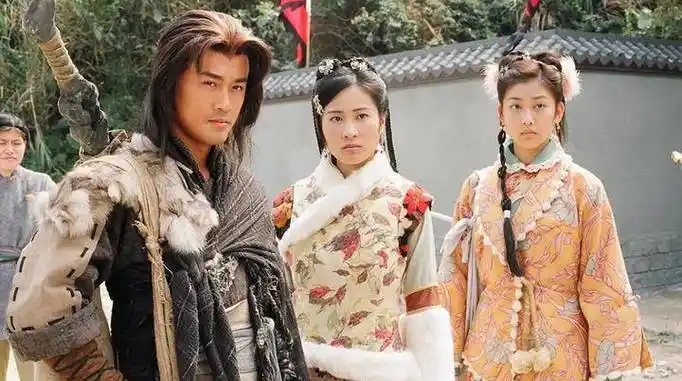 她转型当起了导演,并且自导自演了民国剧《青春烈火》在这部剧里,叶璇