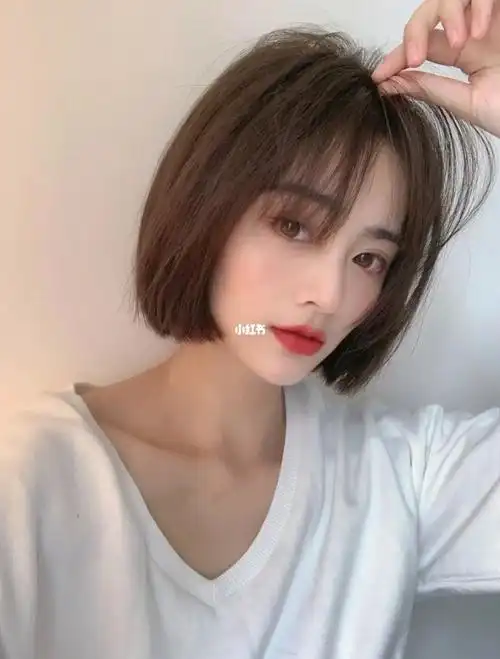 60短款无刘海一刀切发型搭配浅色系也好看 哦