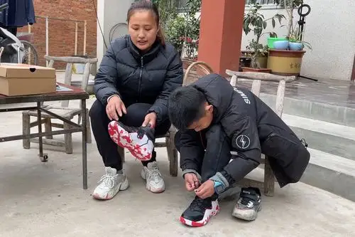 妈妈给儿子买一双篮球鞋折后价格挺划算主要儿子穿上还很喜欢