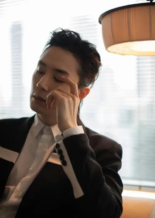 李承铉超话今日活动造型图集,很考验驾驭力的长发,利落笔挺的西服套装