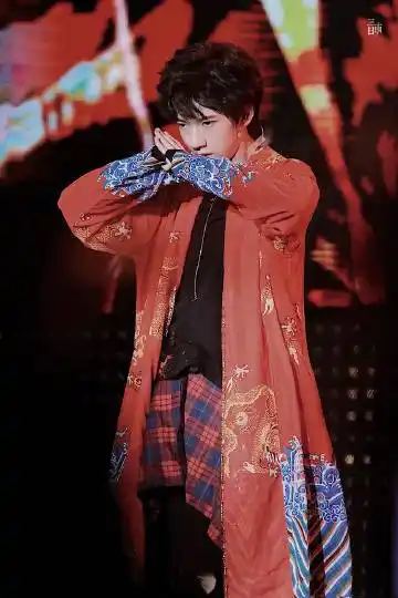 18 15:15 来自贺峻霖超话 已编辑 贺峻霖 78 #时代少年团戏服造型