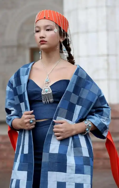 8月10日,在吉尔吉斯斯坦比什凯克,模特展示吉尔吉斯斯坦设计艺术学院