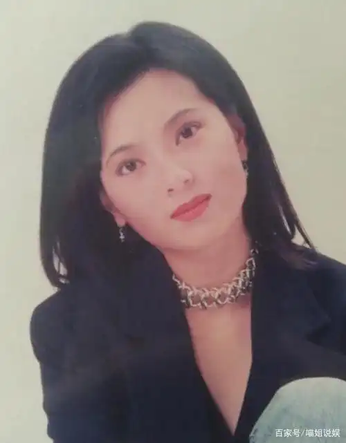 本是香港顶流,才貌出众的傅明宪因私生活太乱,沦为全港笑柄