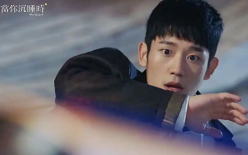 【当你沉睡时-丁海寅cut】e10-1 差点被车撞到的宇卓小哥哥_哔哩哔哩
