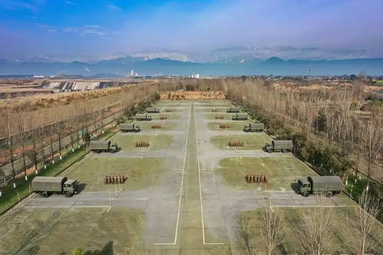 日前,武警四川总队组织140余名担负教学任务的基层骨干齐聚训练基地