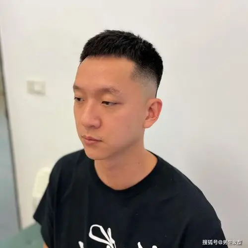 40岁男人别剪"显老"的发型,这三款造型不挑脸型,成熟又帅气