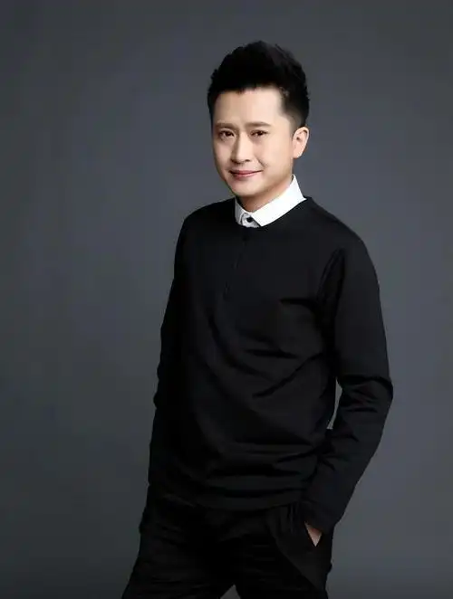 央视主持人杨帆娶普通妻子李松奇婚后生两女一家四口其乐融融