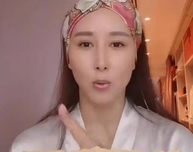 胡静分享近照,贵妇装扮拉低颜值,显得头发少且脸大_深山中_丈夫_宁静