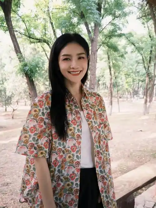 48岁胡可带火了一种新穿法:花衬衫 短裤 黑长直发型,洋气又减龄