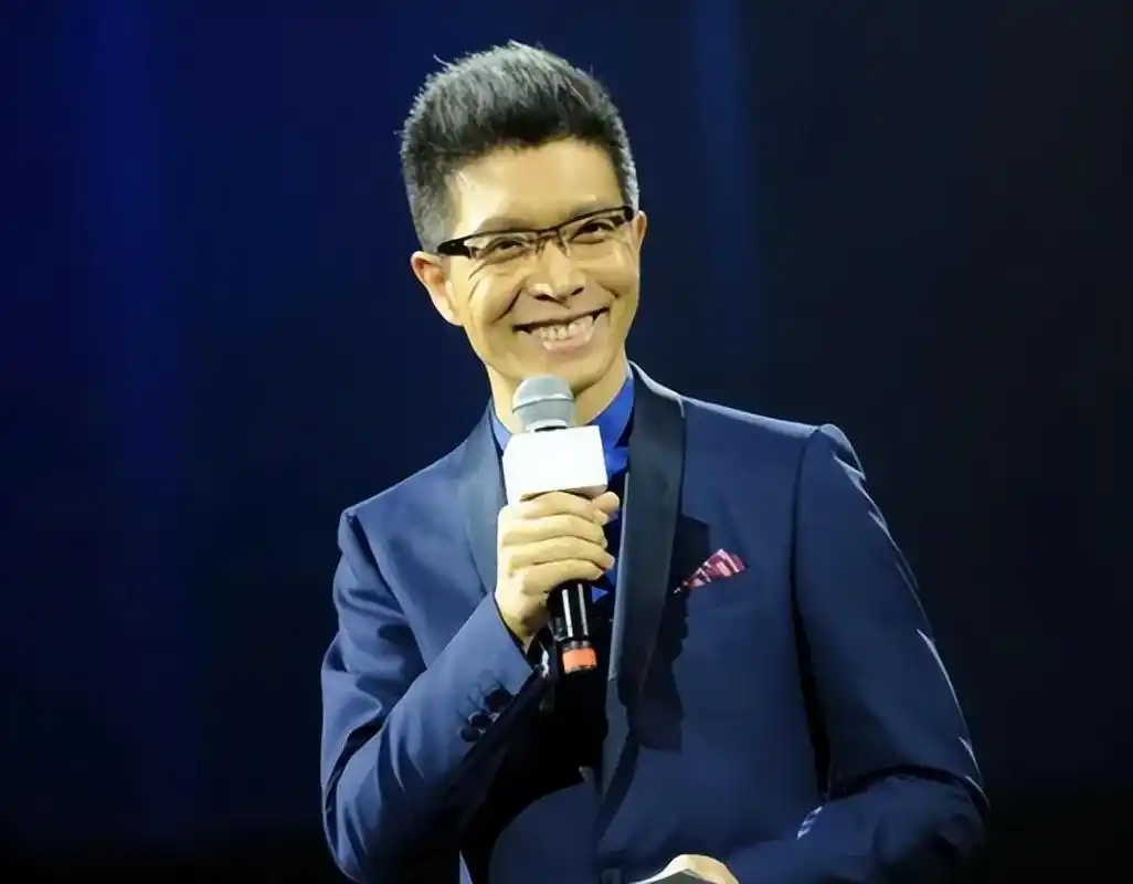 回顾央视主持朱广权43岁不结婚不生子不影响我给父母尽孝