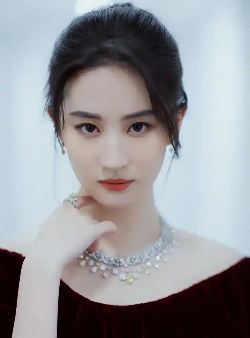 刘亦菲泰国行,梦幻蝴蝶结点缀清新笑颜,吸睛无数!