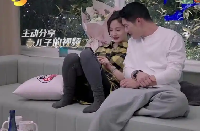 王子文吴永恩一起三亚度假,男方手拿防晒伞十分贴心_腾讯新闻