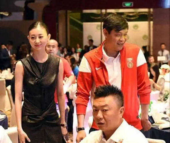 范志毅三婚妻子居然是熟悉的她!黑裙配盘发美似贵妇,气质赛明星!