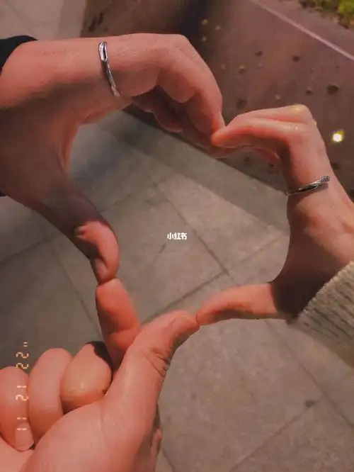 哪有情侣不吵架 互相给个台阶下 服个软不就好了 别忘了你们说过要