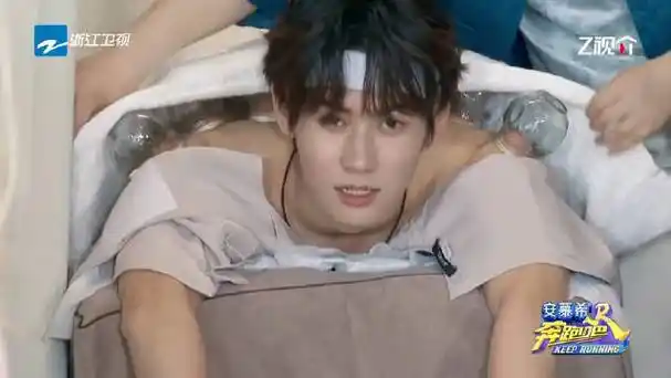 张真源第一次拔火罐##范丞丞要在张真源腹肌上拔火罐