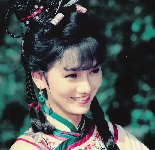 顺手一人分饰两角扮演年青一代的胡媚娘也很绝,少女感满满.