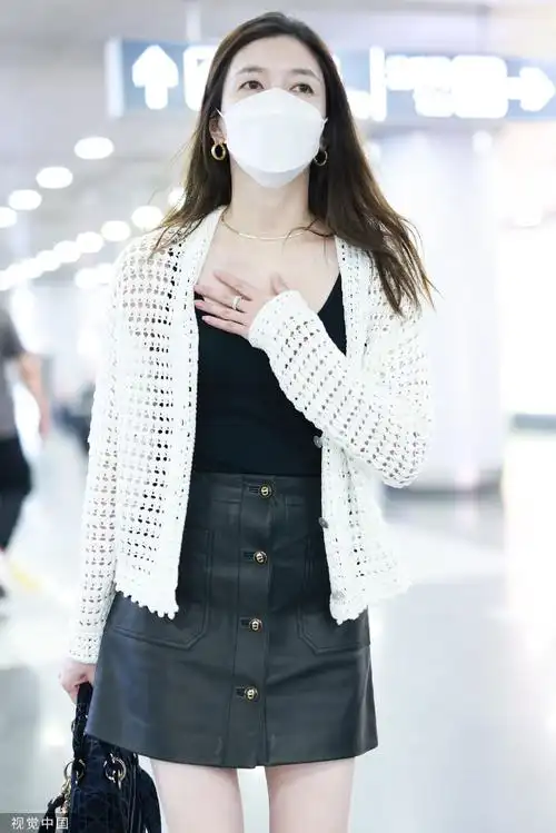 组图:江疏影开衫搭皮裙机场出行 大方优雅又飒又美_高清图集_新浪网