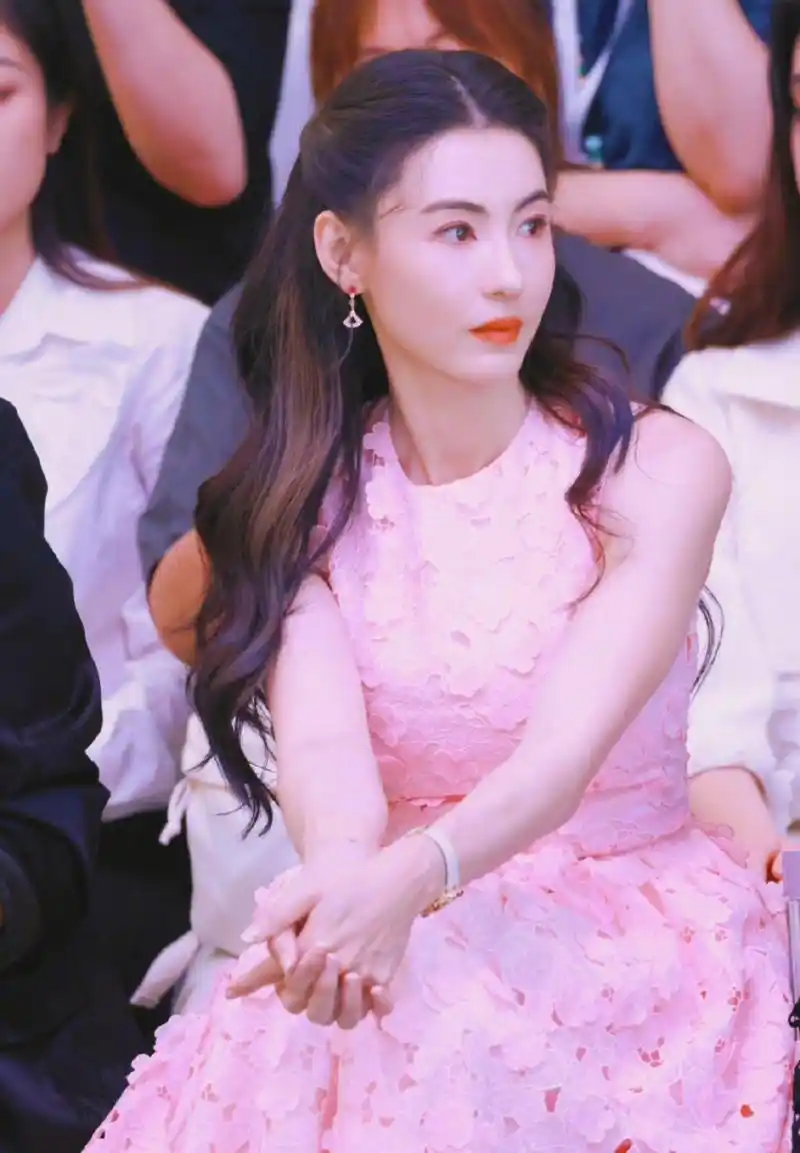 张柏芝穿粉色连衣裙出席活动.  #张柏芝