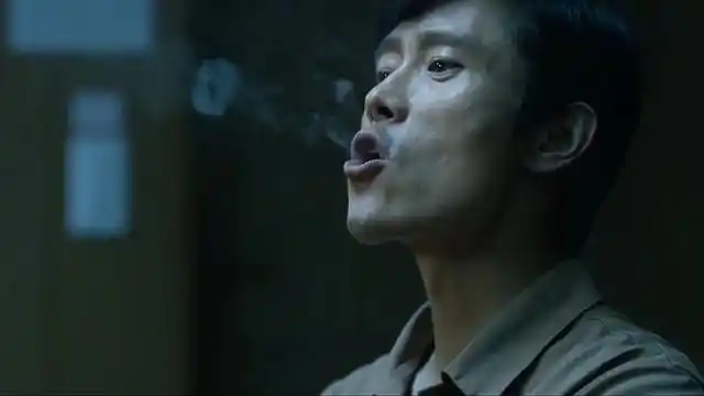 被低估的"青龙影帝"李秉宪,终于在《局内人》完成了自我救赎