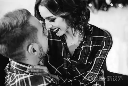 亲密的一对情侣在恋爱中看着对方, 想亲吻黑白摄影