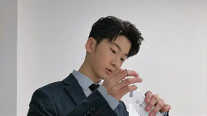 张亮工作室分享张悦轩近照 13岁天天穿西装成熟帅气大长腿抢镜