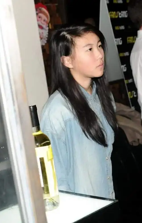 窦靖童留长发看着还挺嫩的,虽然造型有点凌乱,但却很有稚嫩感