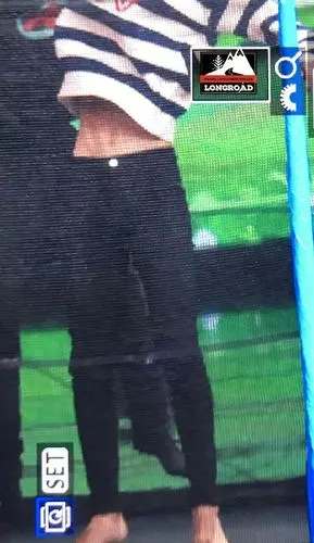 是小哥哥不经意间露出的小蛮腰加腹肌哦,不过,还真是想帮烊烊把衣服拉