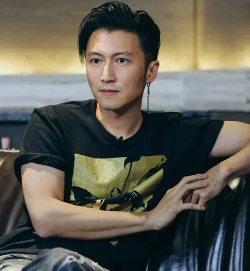 41岁谢霆锋认老,自曝年纪越大越爱吃苦,男神气质依旧