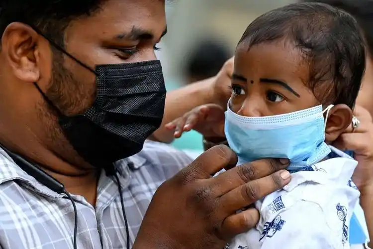 当地时间2023年4月1日,印度金奈新冠病例增加,当地医院内家长为一名