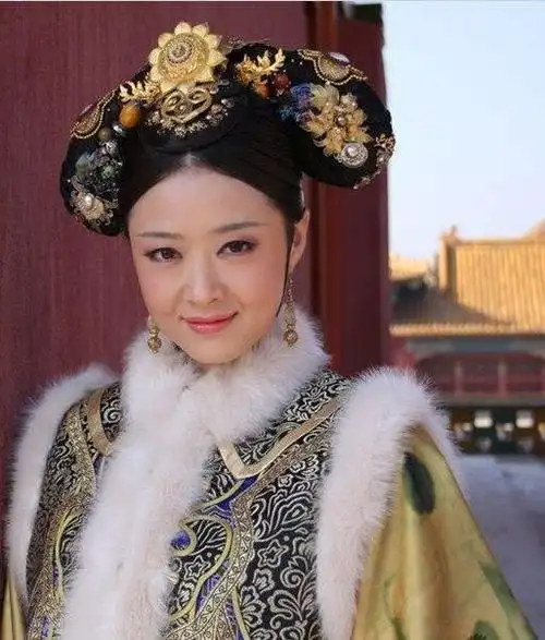 甄嬛传里那些千姿百态的旗头造型,让人目不暇接,哪一款让你叹为观止?