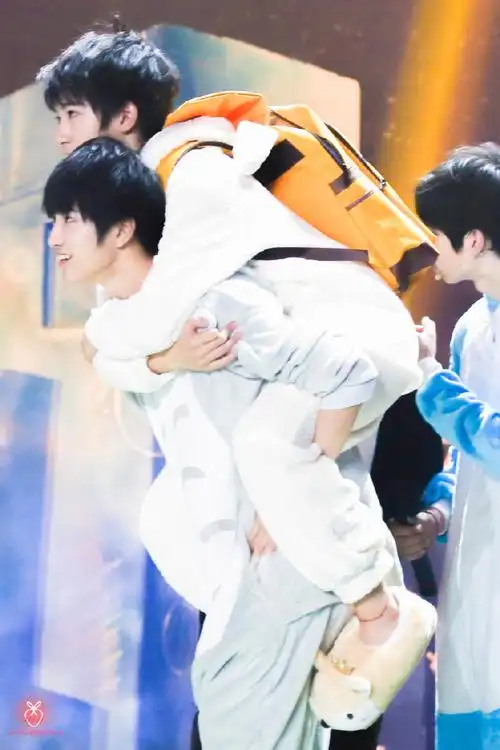 敖子逸##贺峻霖