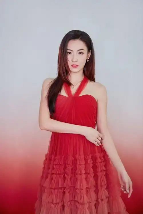 张柏芝樱花季粉裙写真 露香肩展笑容明媚动人_凤凰网娱乐_凤凰网