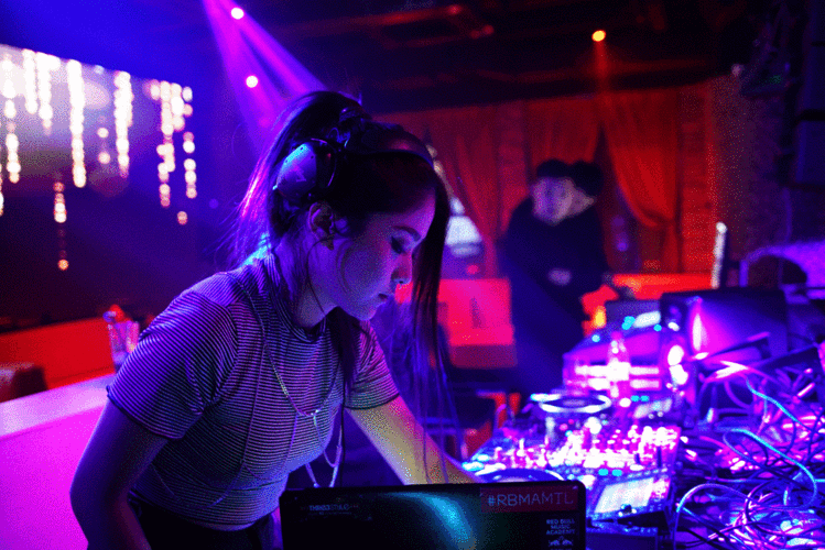 这个酷酷的dj少女连潘玮柏都请她打碟