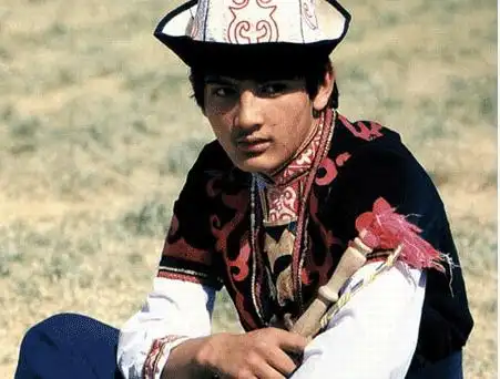 哈萨克族的男子服饰